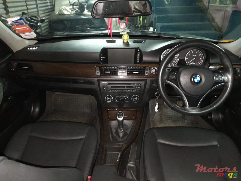 2010' BMW 3 Series photo #4