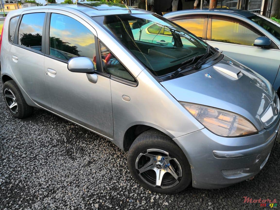 2003' Mitsubishi Colt photo #2