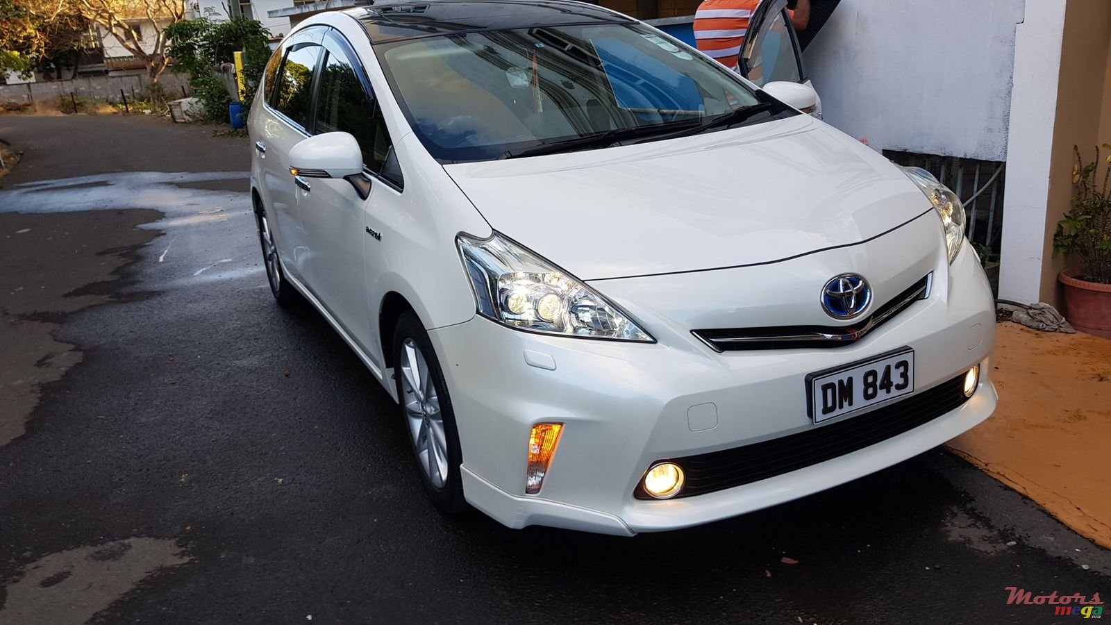 2013' Toyota Prius v photo #2