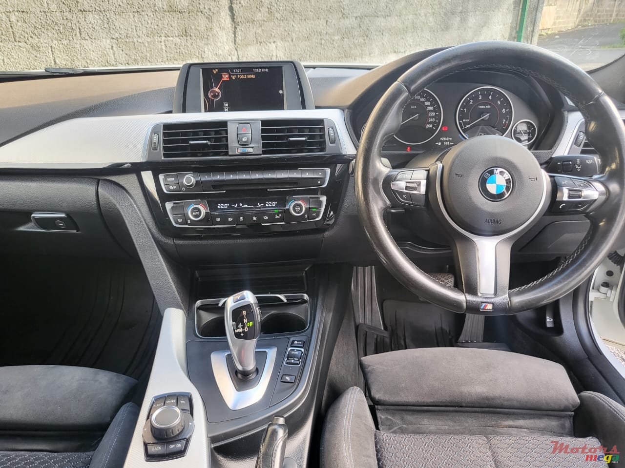 2016' BMW 318 photo #2