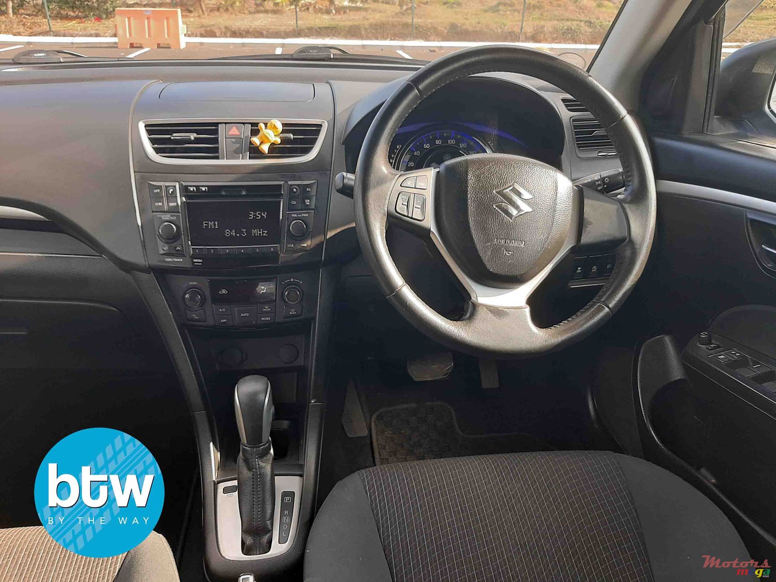 2014' Suzuki Swift photo #5