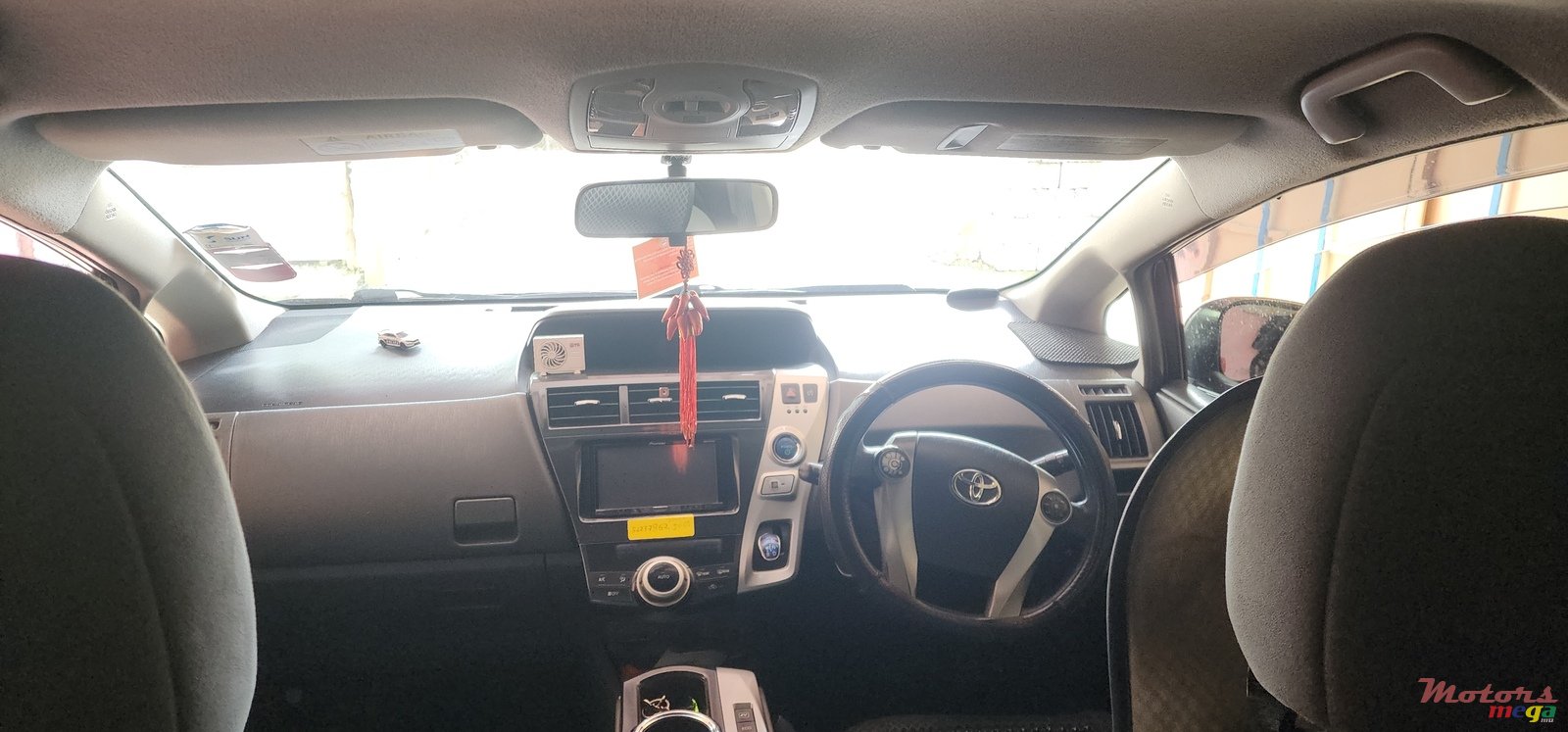 2013' Toyota Prius v photo #1