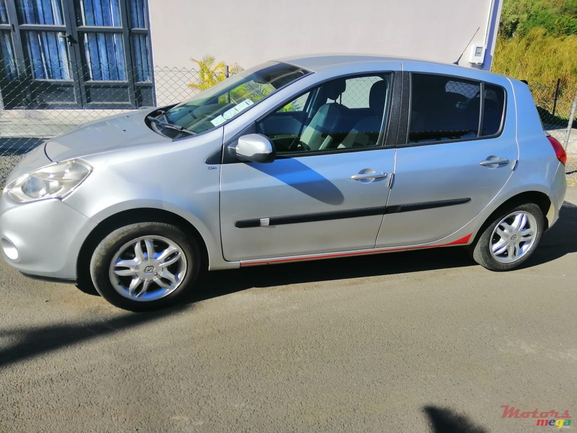 2011' Renault Clio 3 photo #1
