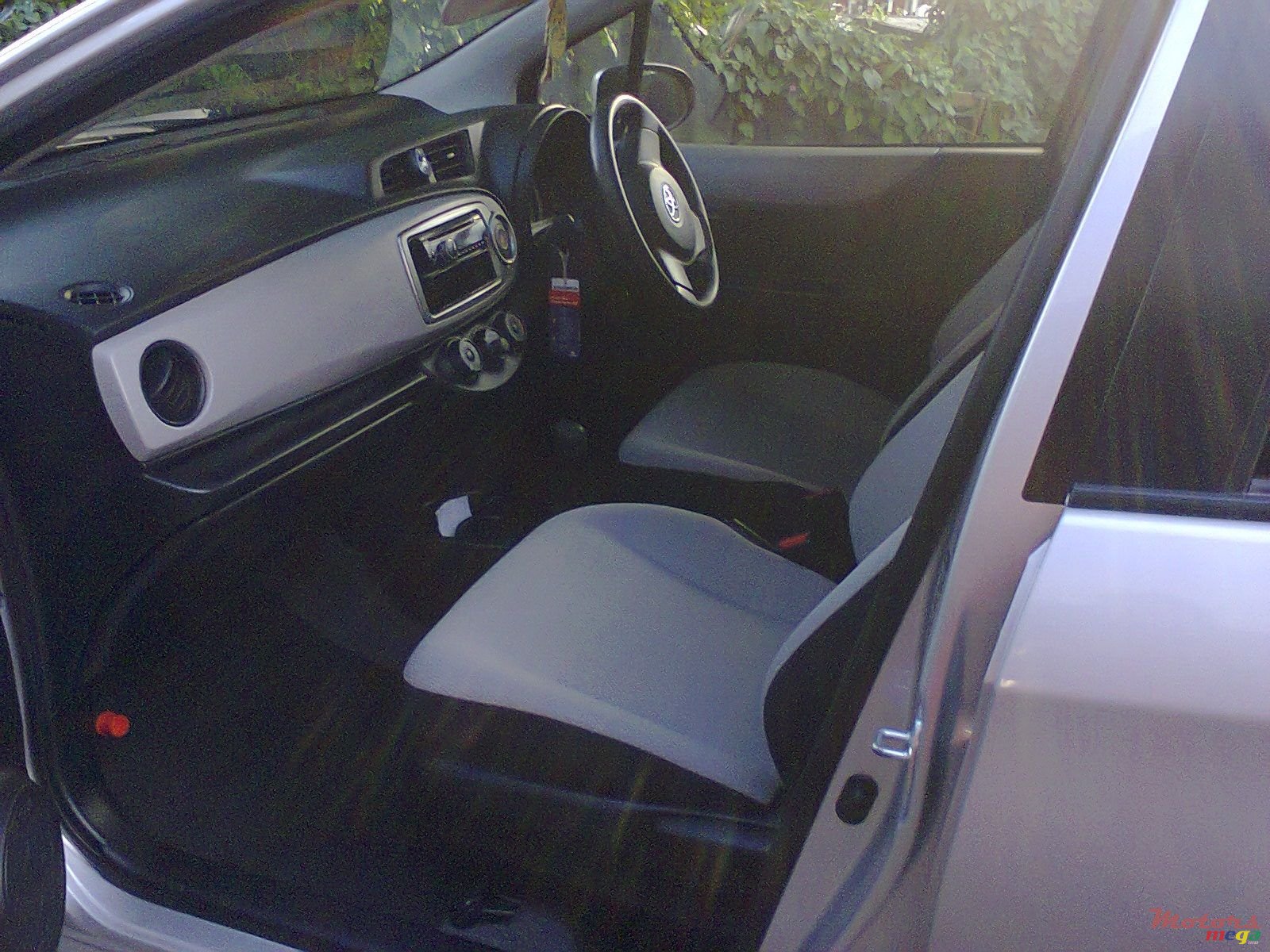 2013' Toyota Vitz photo #5