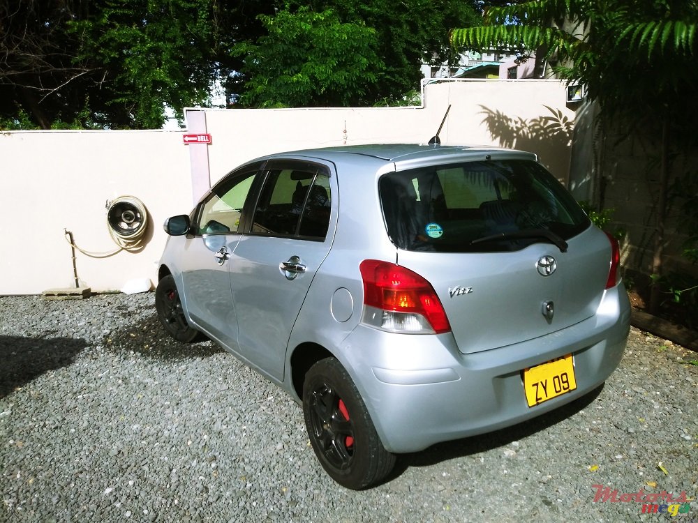 2009' Toyota Vitz 1300 photo #3