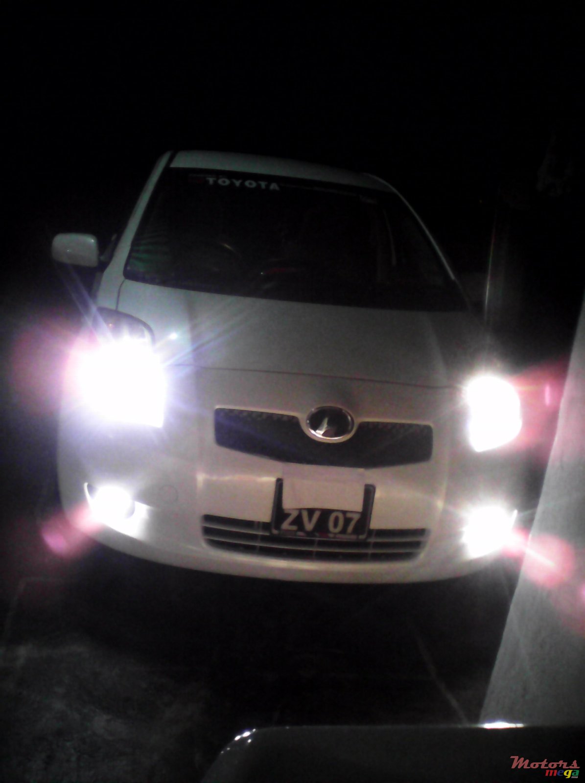 2007' Toyota Vitz photo #2