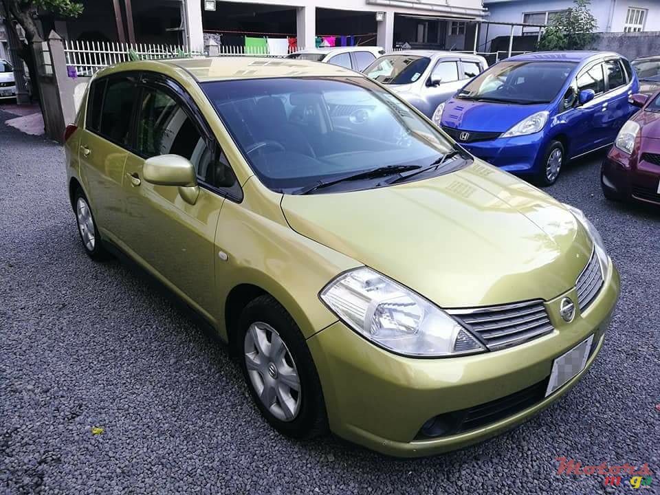 2005' Nissan Tiida Hatchback photo #2