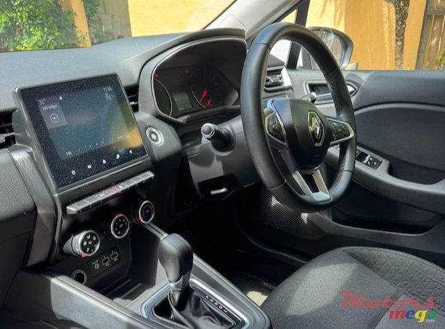 2021' Renault Clio photo #2