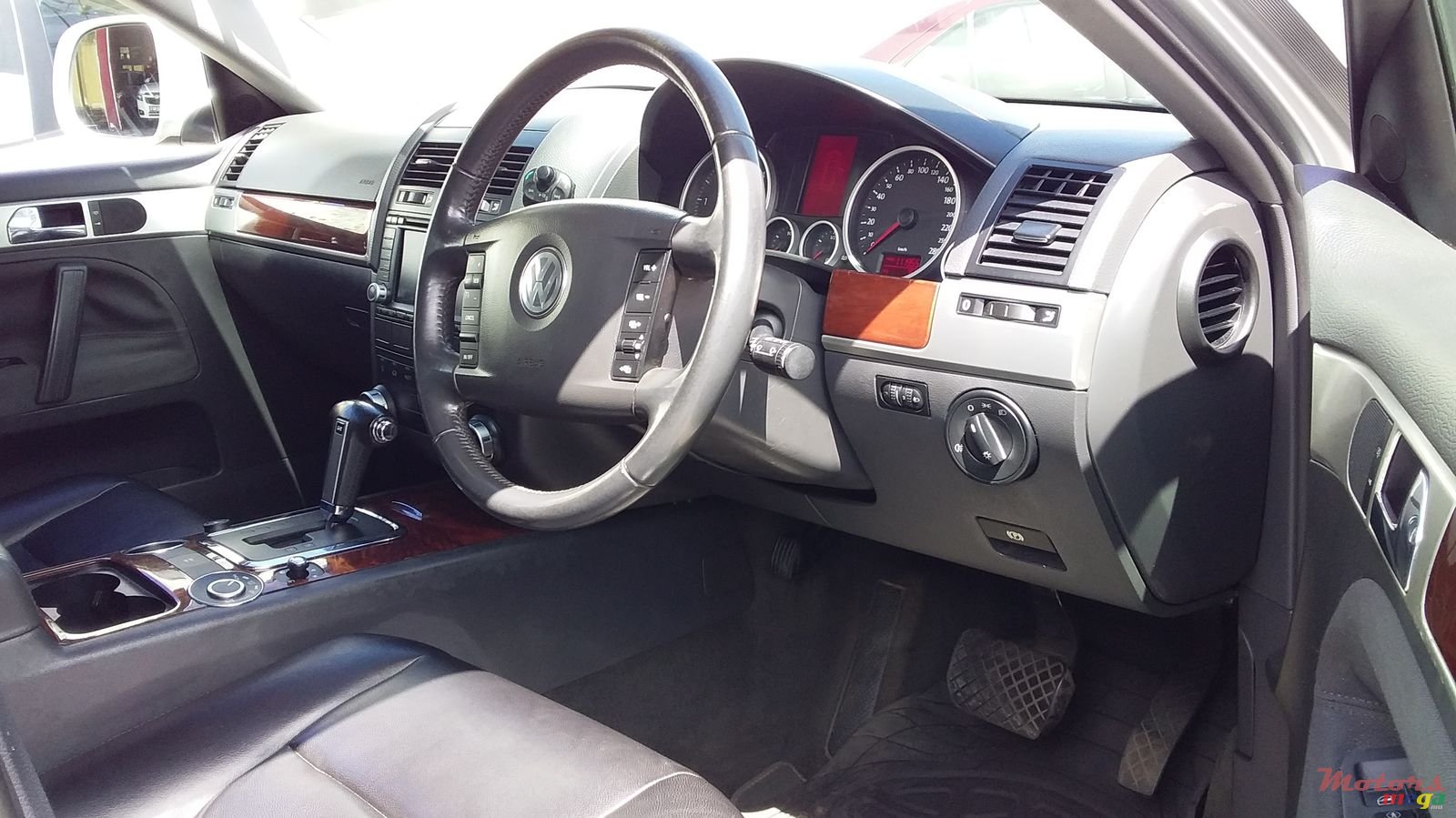 2008' Volkswagen Touareg photo #4