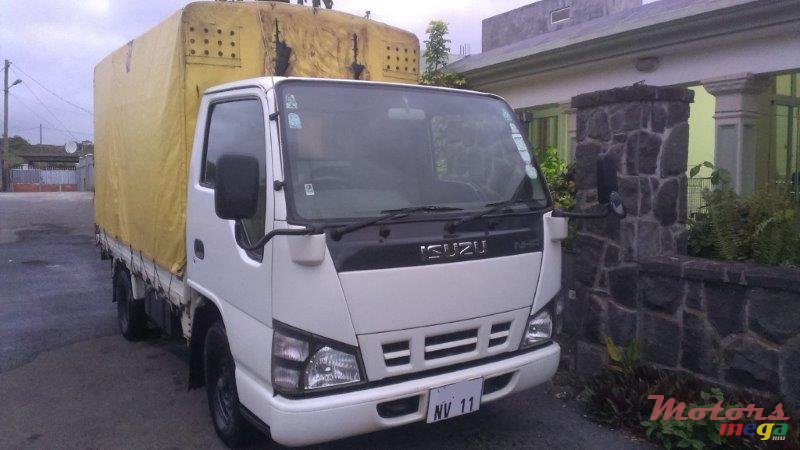 2011' Isuzu photo #1