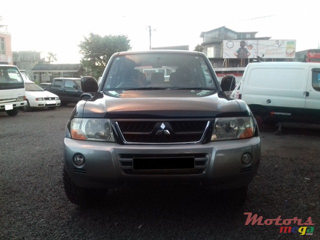 2003' Mitsubishi Pajero photo #2
