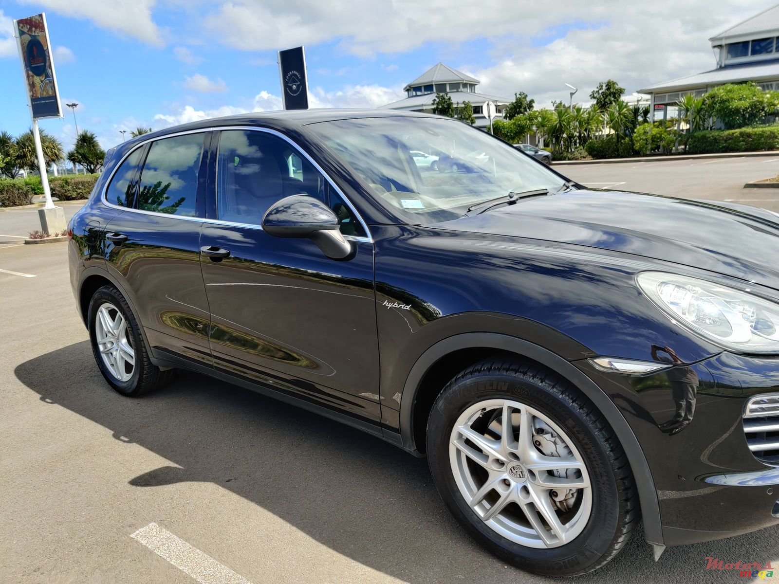 2011' Porsche Cayenne S Hybrid photo #2