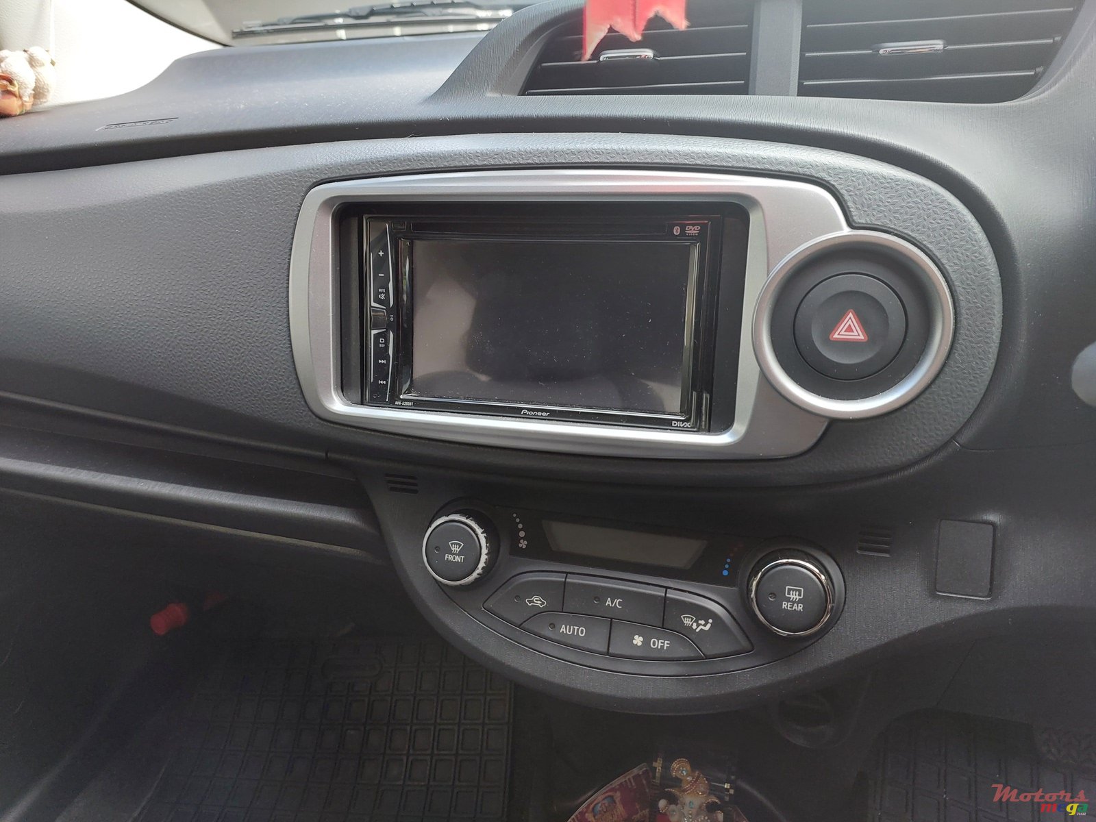 2014' Toyota Vitz photo #1