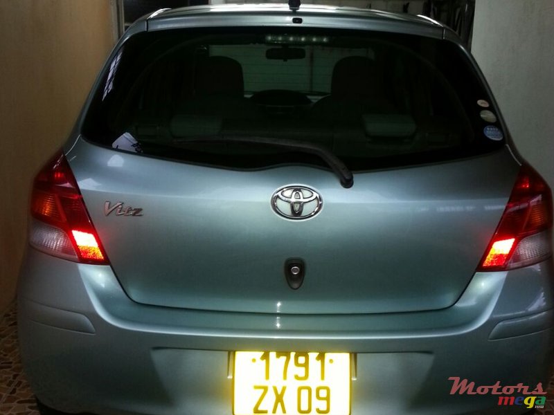 2009' Toyota Vitz photo #1