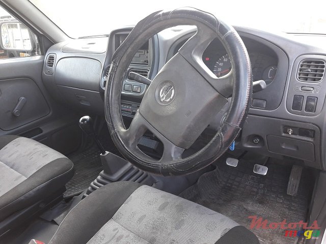 2010' Nissan Navara 2x4 photo #7