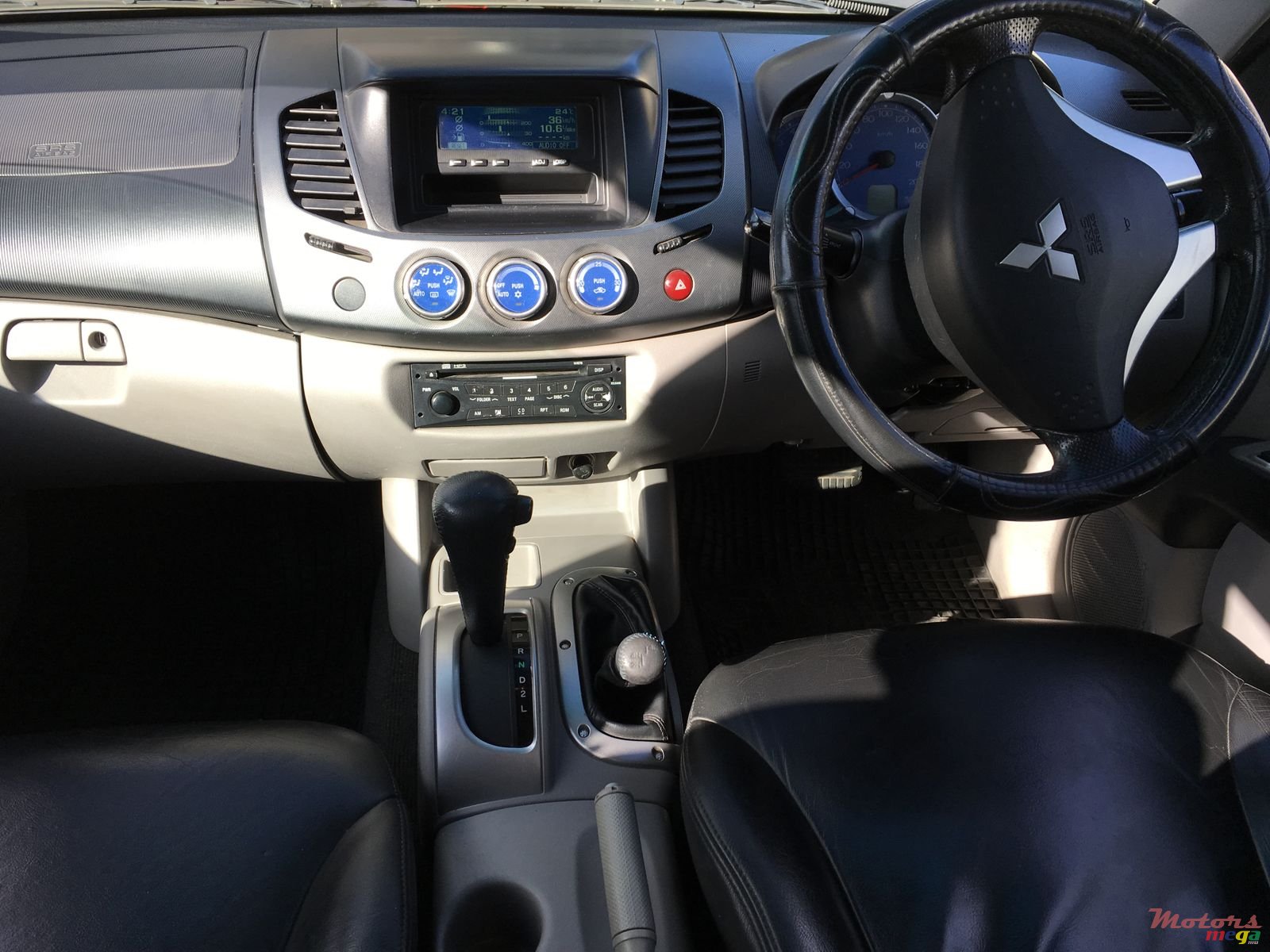 2010' Mitsubishi photo #3
