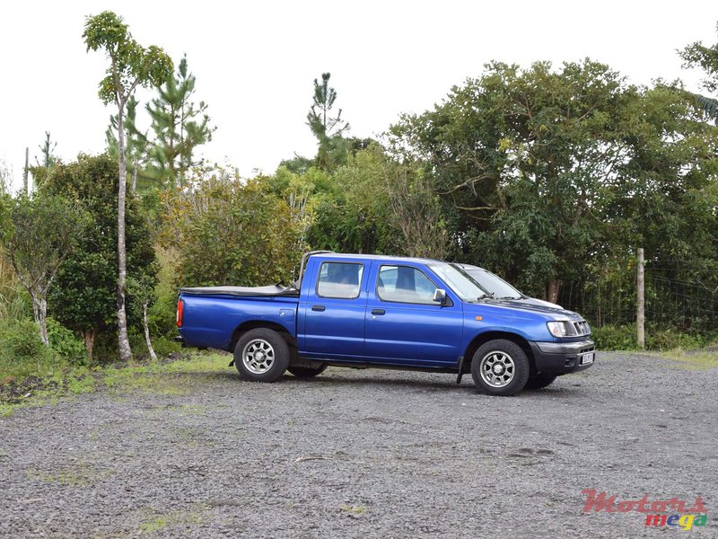 2001' Nissan Hardbody photo #1