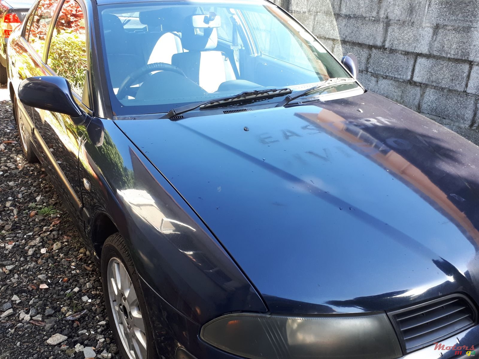 2002' Mitsubishi Carisma photo #2