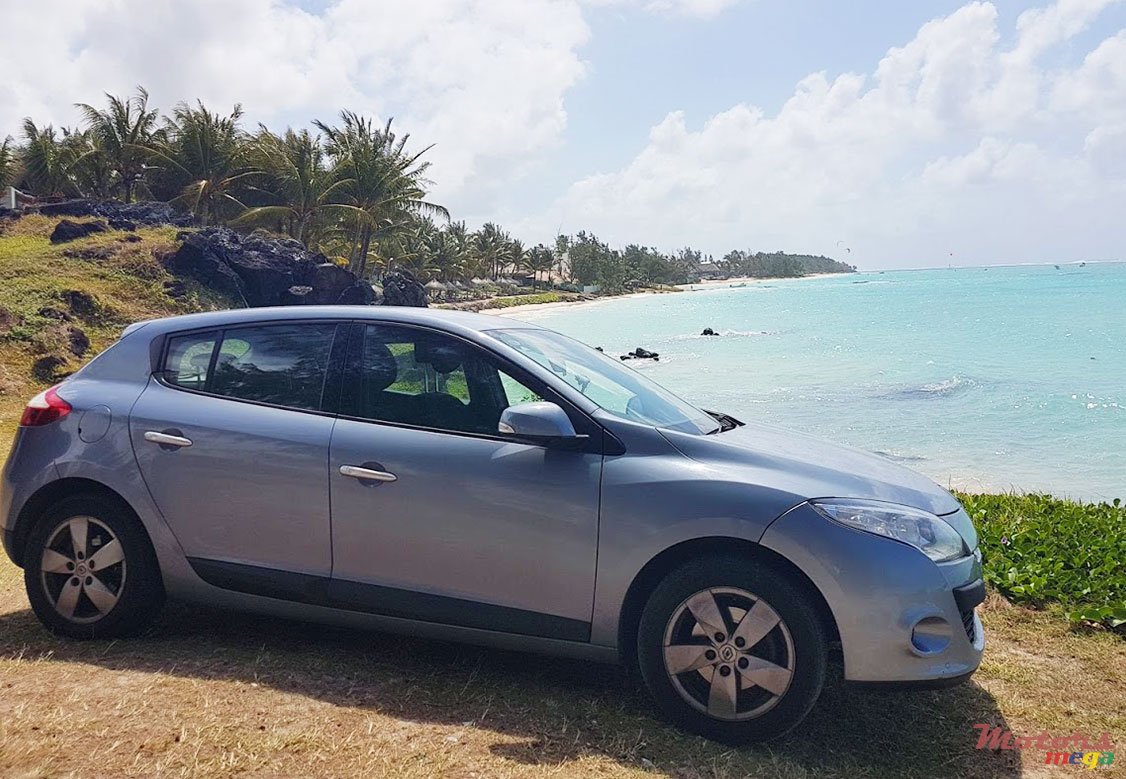2011' Renault Megane photo #2