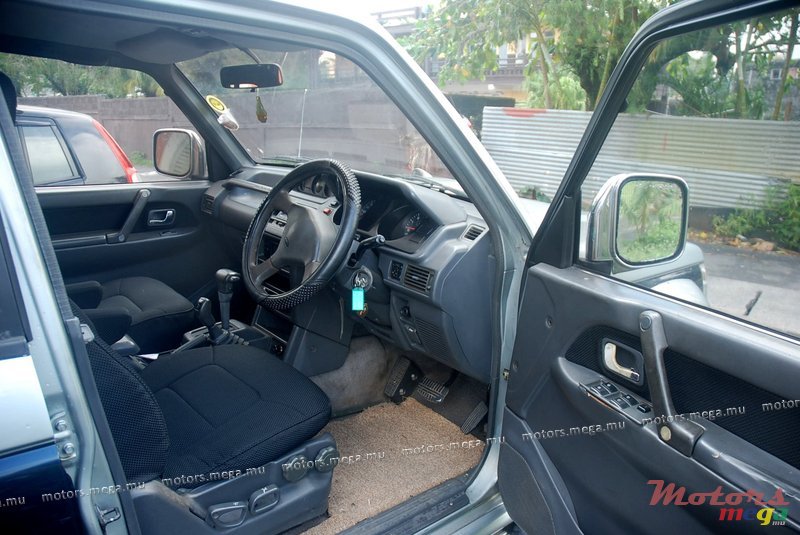1994' Mitsubishi Pajero photo #3