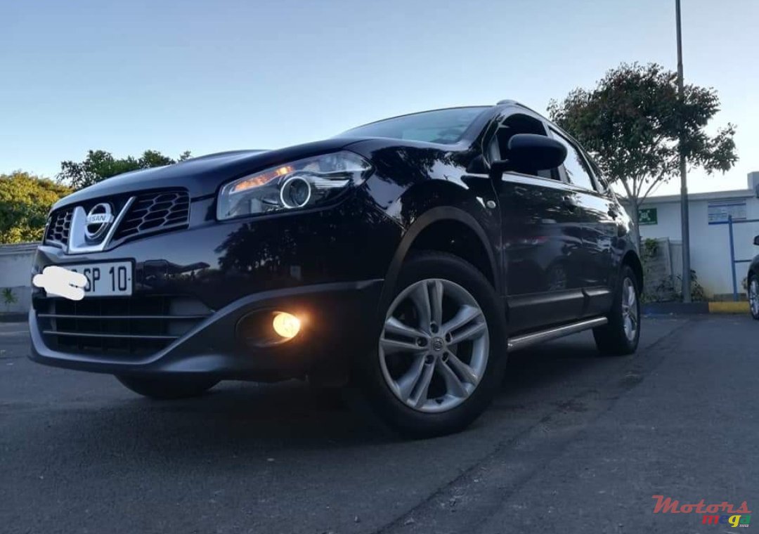 2010' Nissan Qashqai+2 photo #1