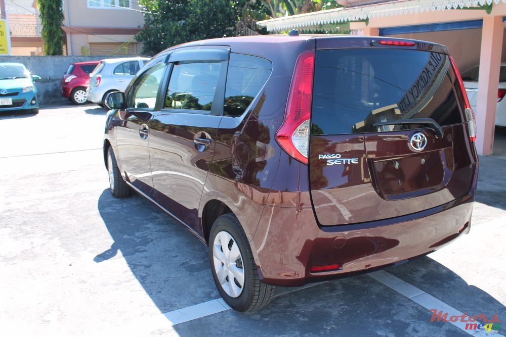 2011' Toyota photo #2