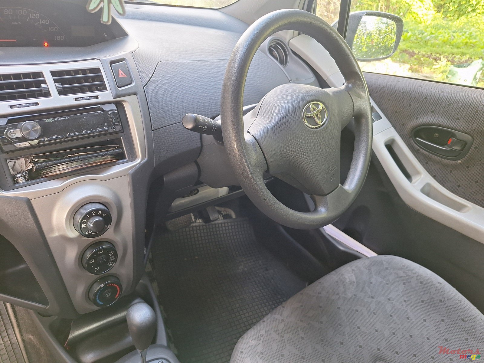 2010' Toyota Vitz photo #2