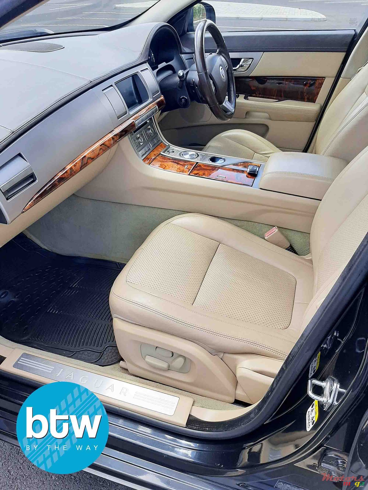 2008' Jaguar XF photo #5