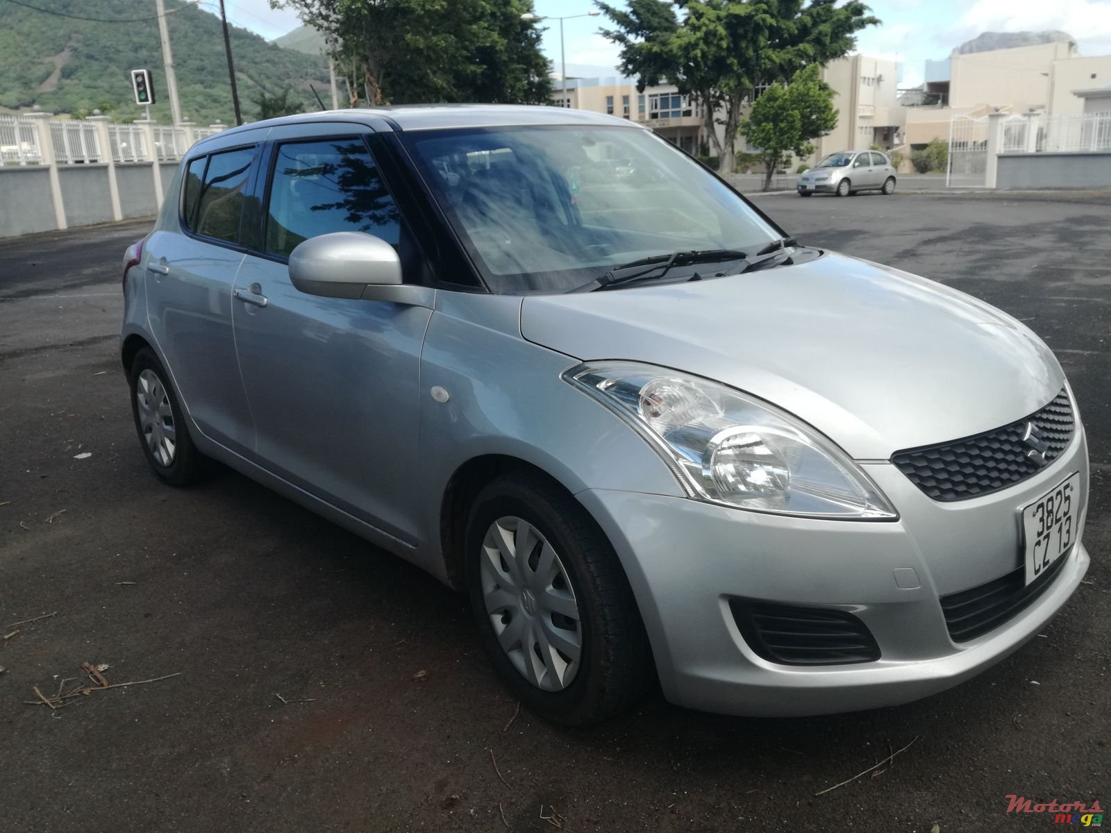 2013' Suzuki Swift photo #3