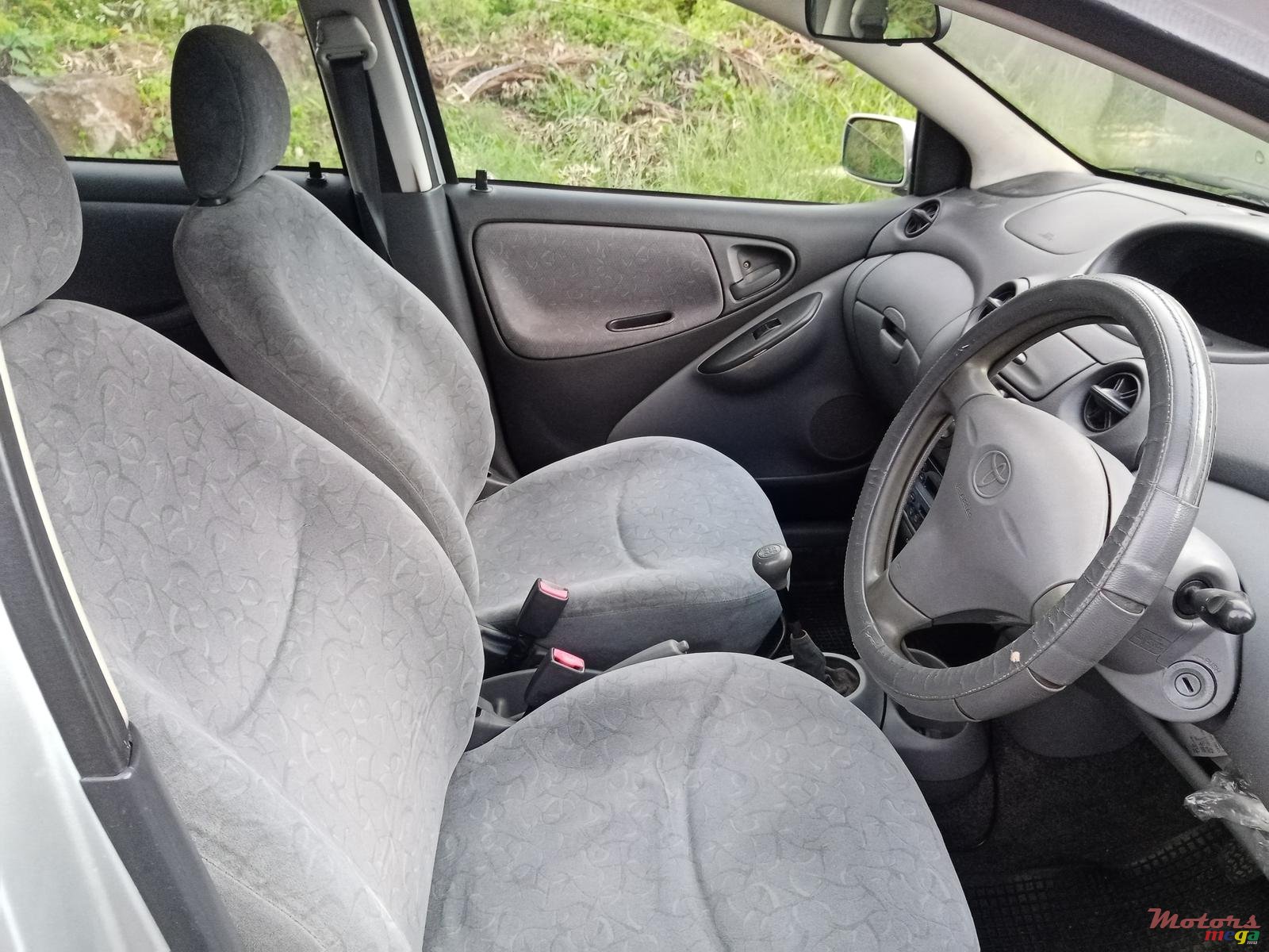 1999' Toyota Vitz photo #5