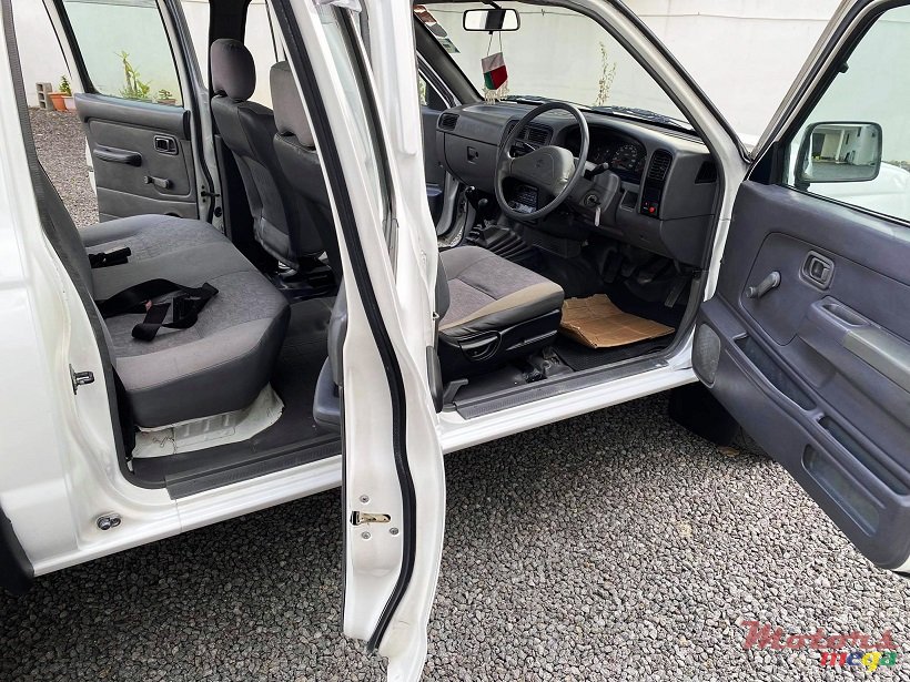 2003' Nissan Hardbody 4X4 photo #4