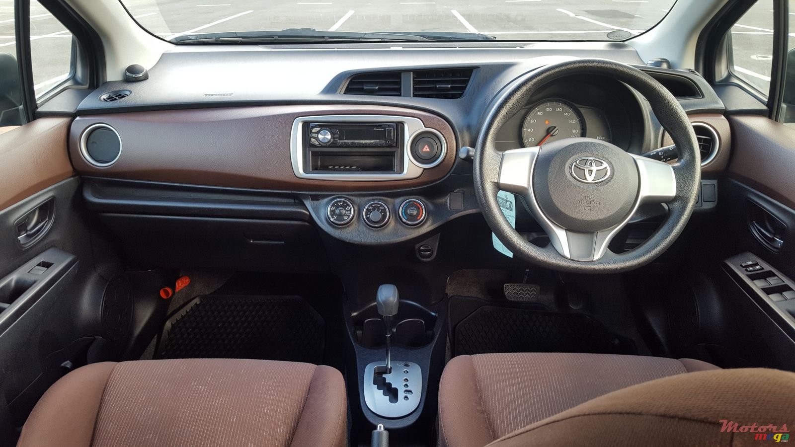 2011' Toyota Vitz photo #6