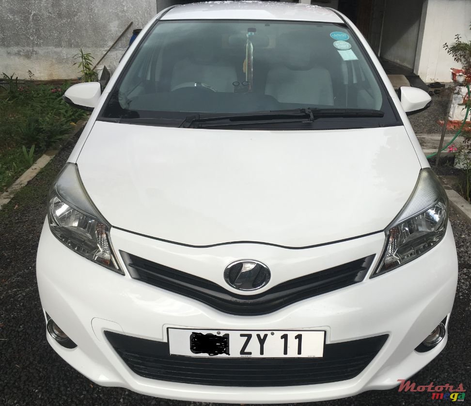 2011' Toyota Vitz photo #5