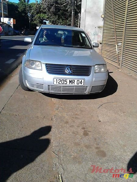 2004' Volkswagen Passat photo #1