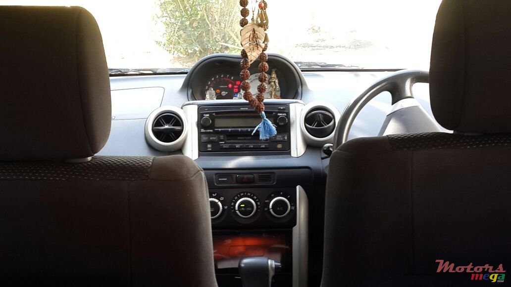 2004' Toyota Isis photo #3