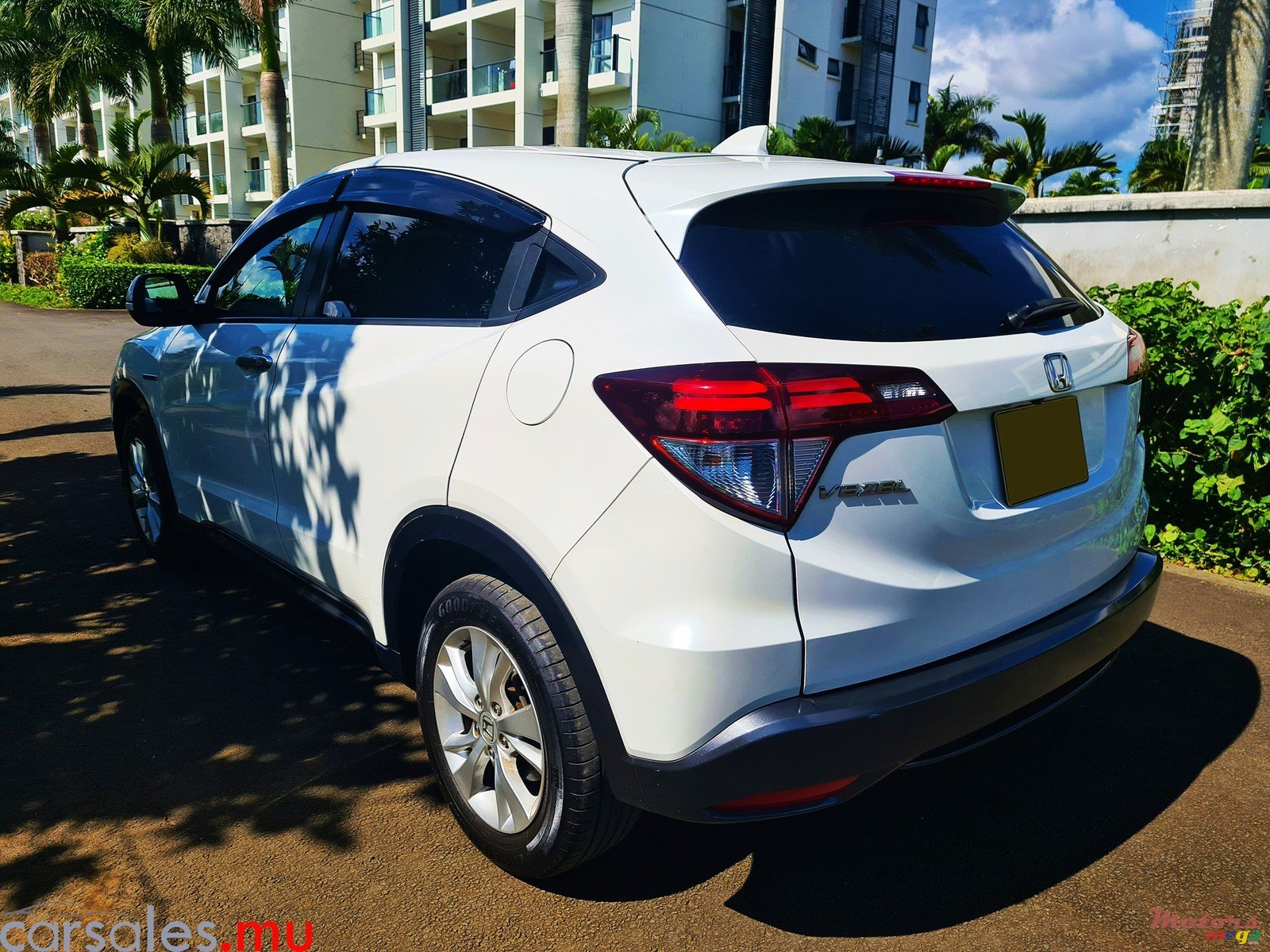 2014' Honda Vezel S 1.5 Hybrid photo #3