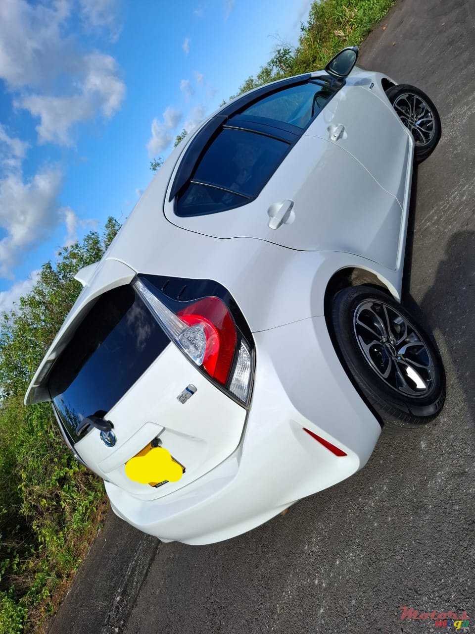 2017' Toyota Aqua New Shape photo #2