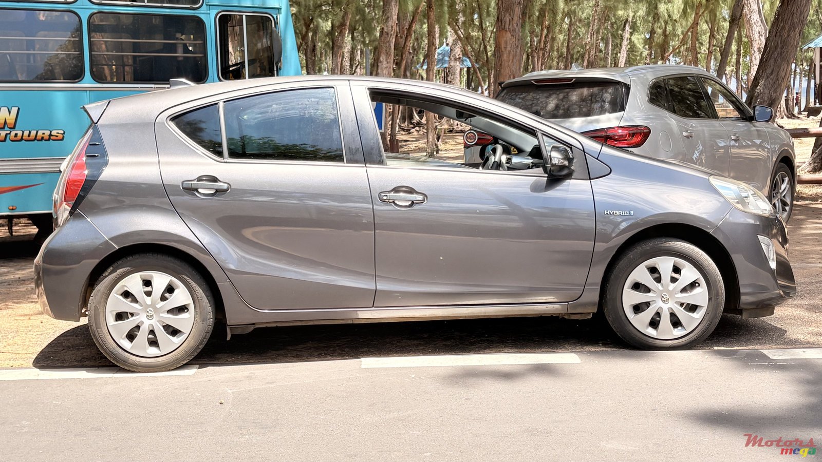 2016' Toyota Aqua photo #2