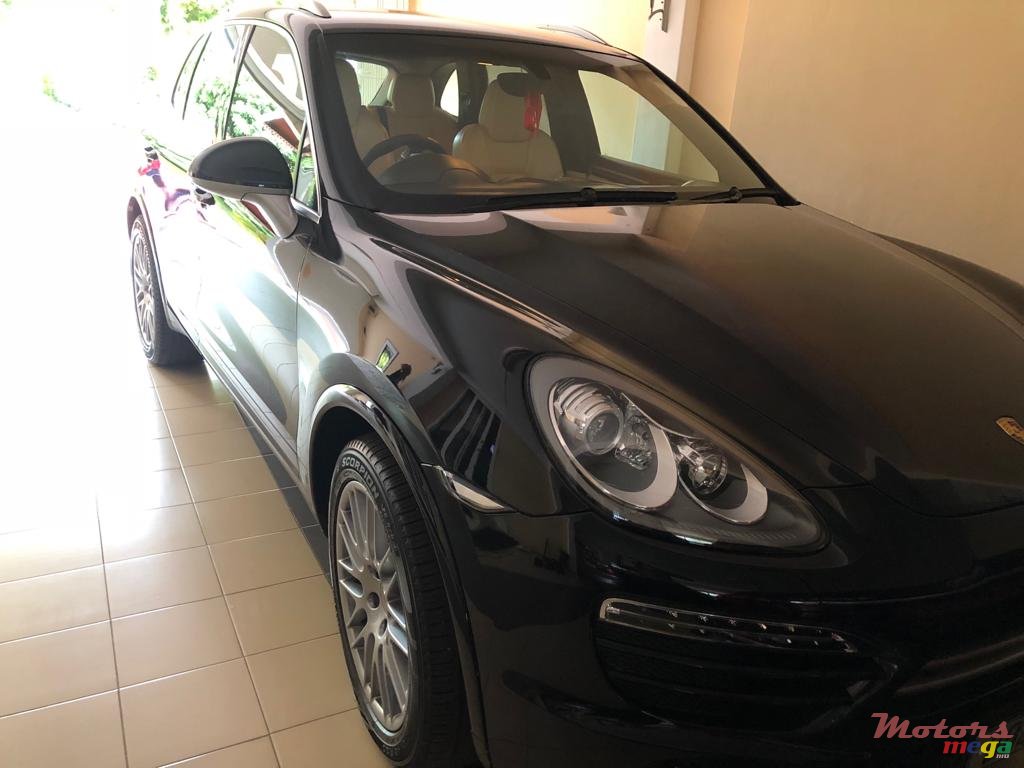 2012' Porsche Cayenne photo #4