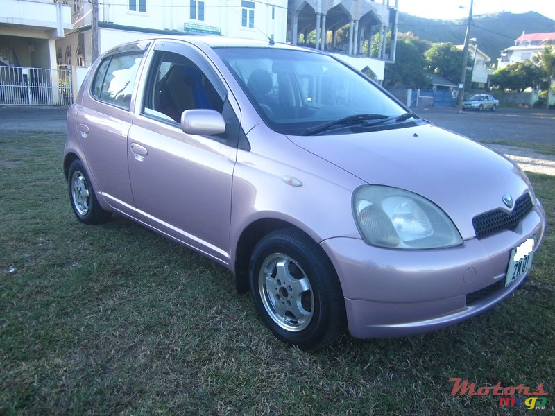 2001' Toyota Vitz photo #1