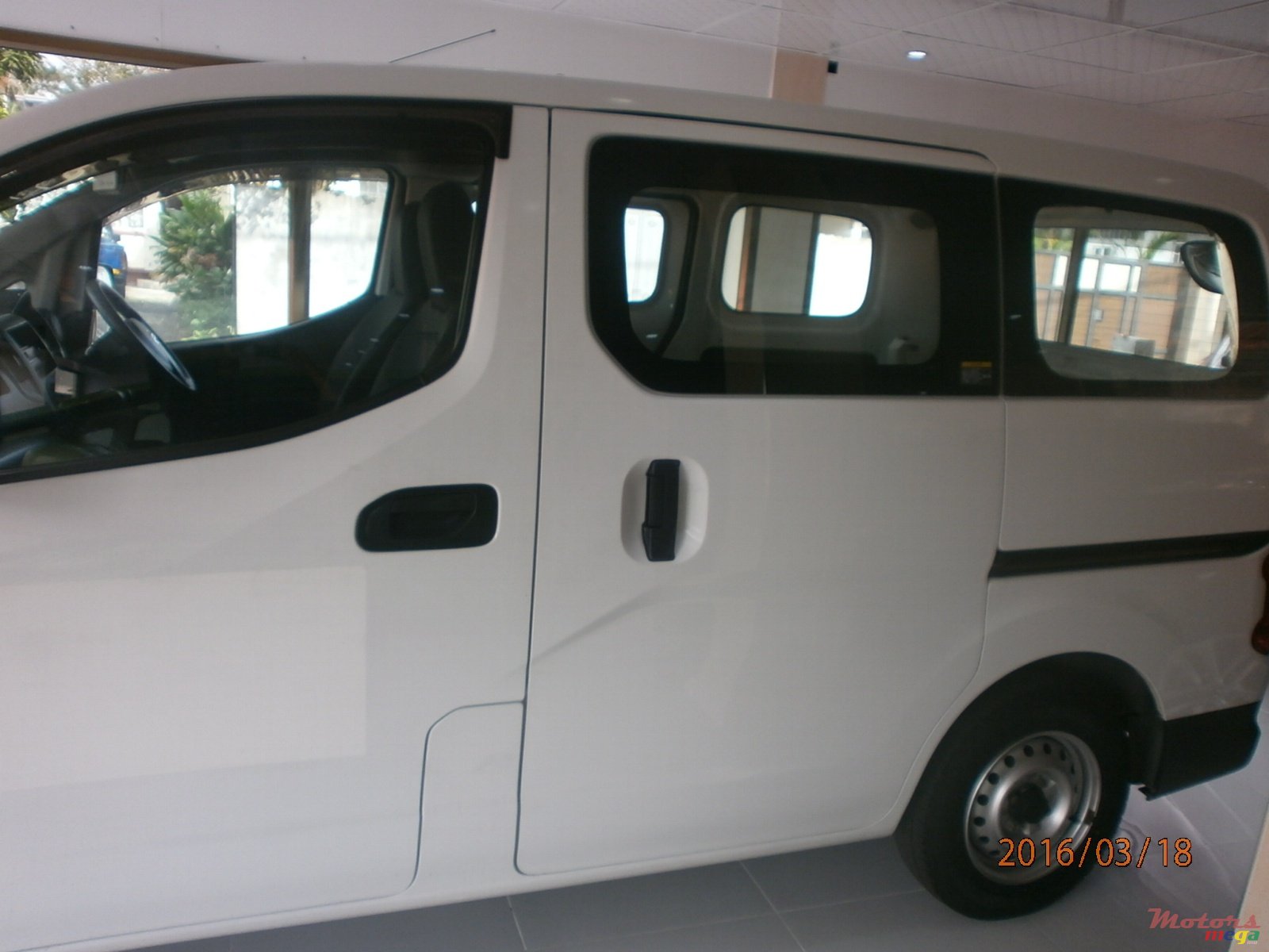 2011' Nissan NV photo #5