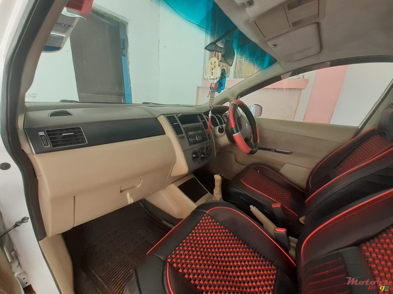 2010' Nissan Tiida photo #5