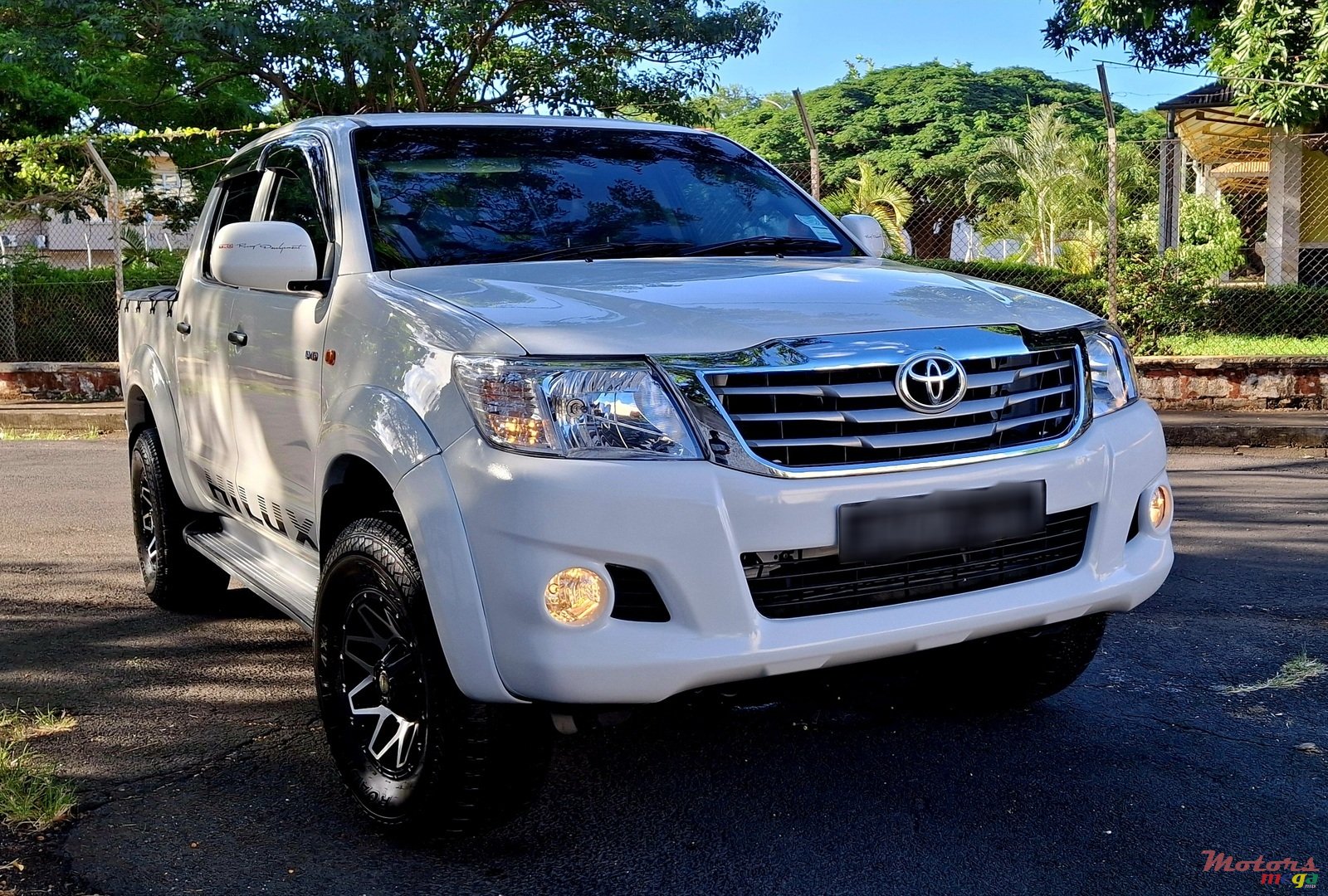 2015' Toyota Hilux photo #3
