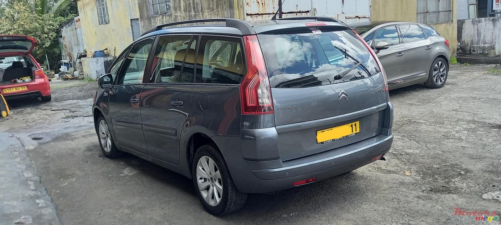 2011' Citroen C4 Picasso photo #4