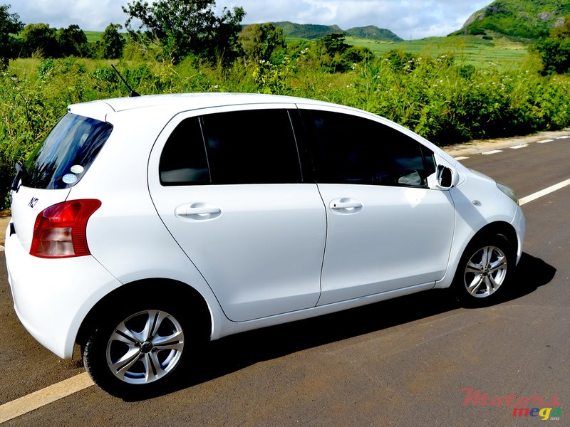 2007' Toyota Vitz photo #2