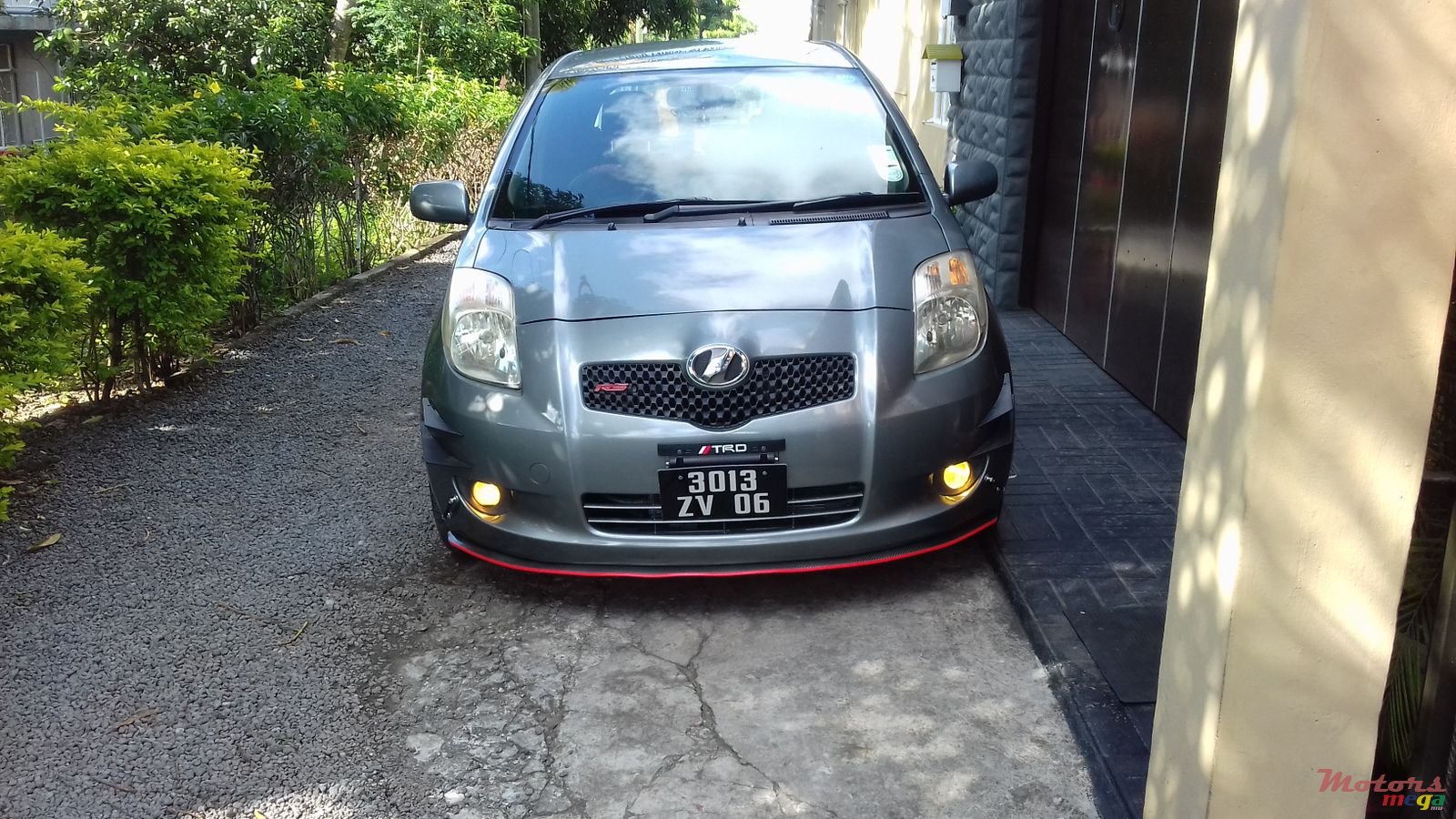 2006' Toyota Vitz photo #1