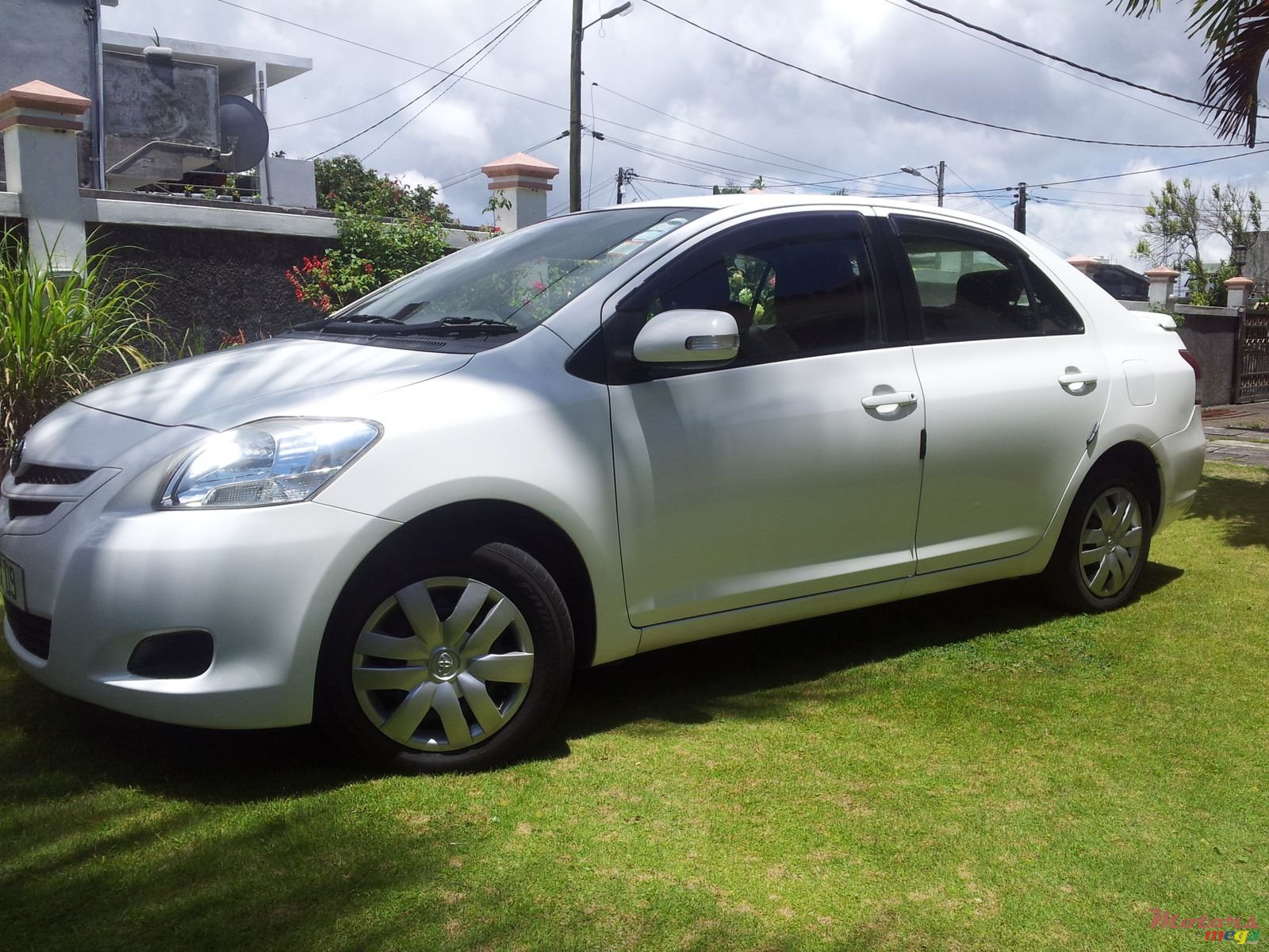 2009' Toyota Yaris photo #4