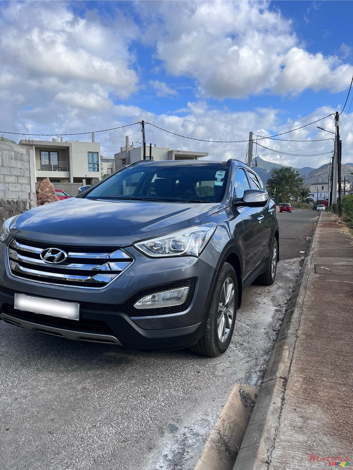 2013' Hyundai Santa Fe photo #3