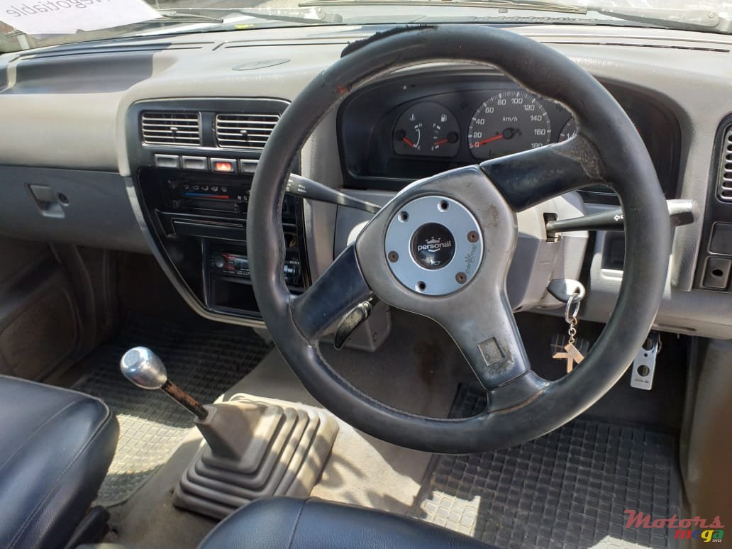 1999' Nissan Navara 4X2 photo #7