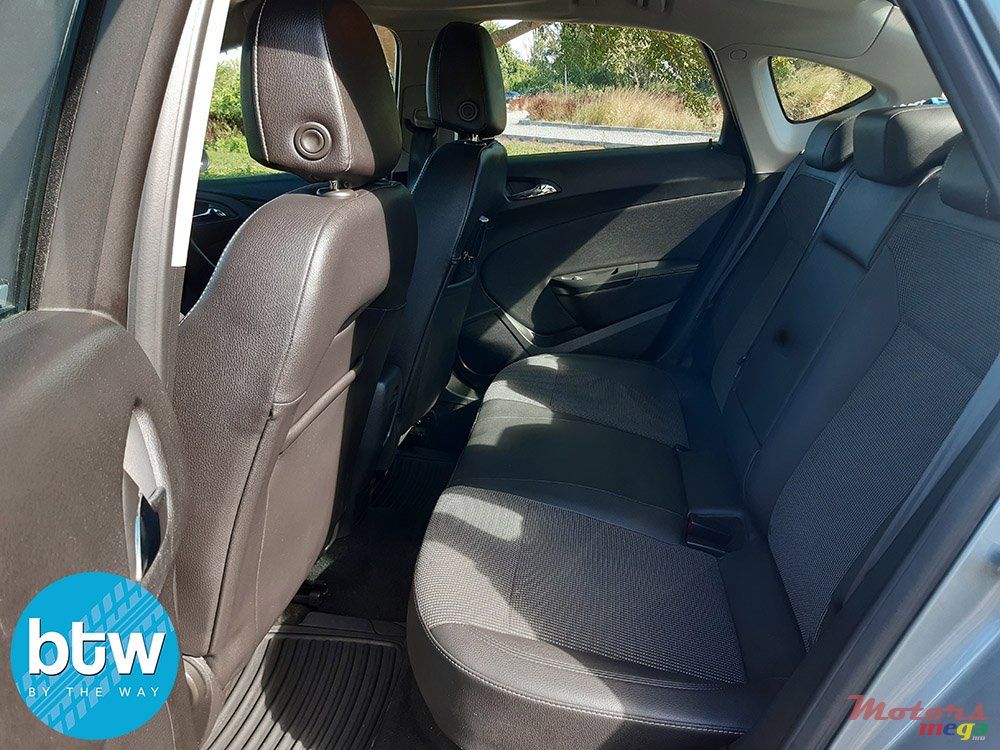 2016' Opel Astra photo #4